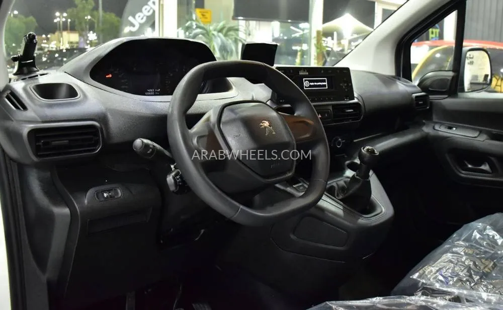Peugeot Partner 2022 for Sale in Dubai Image-11