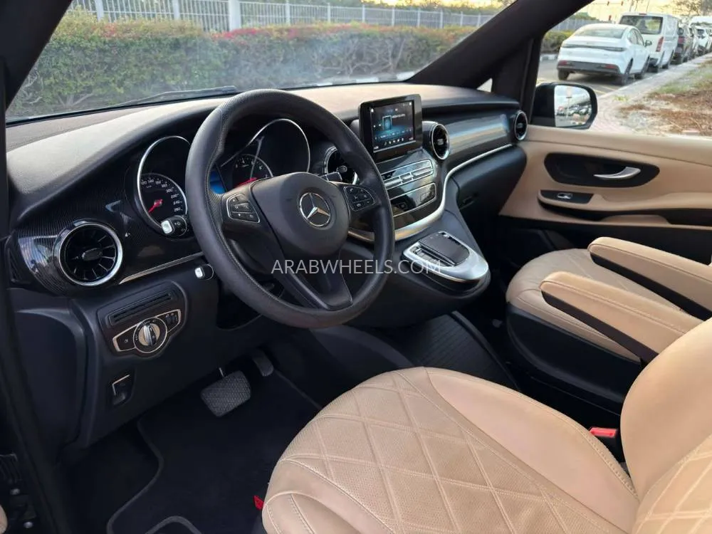 مرسيدس بنز كلاس V 2023 for Sale in دبي Image-5