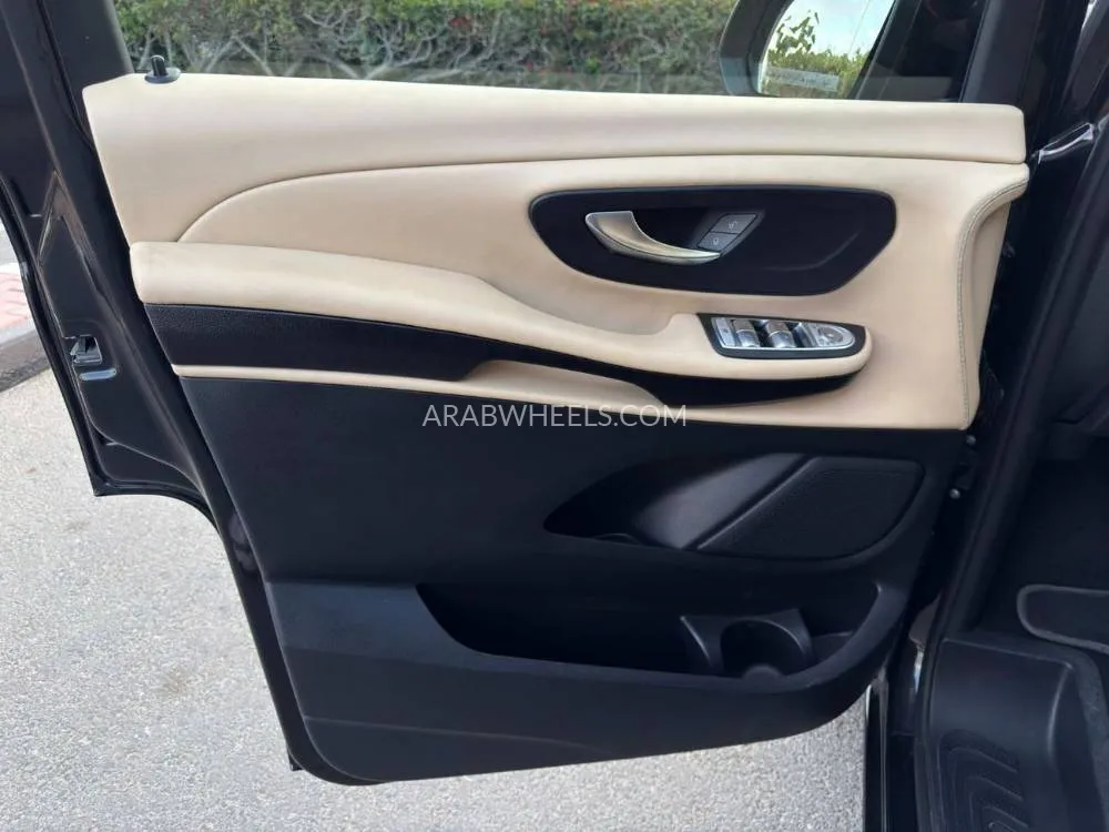 مرسيدس بنز كلاس V 2023 for Sale in دبي Image-12