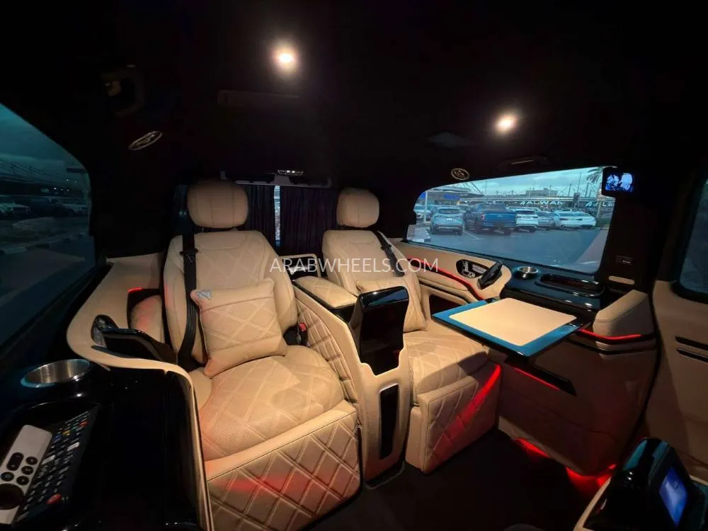 مرسيدس بنز كلاس V 2023 for Sale in دبي Image-16