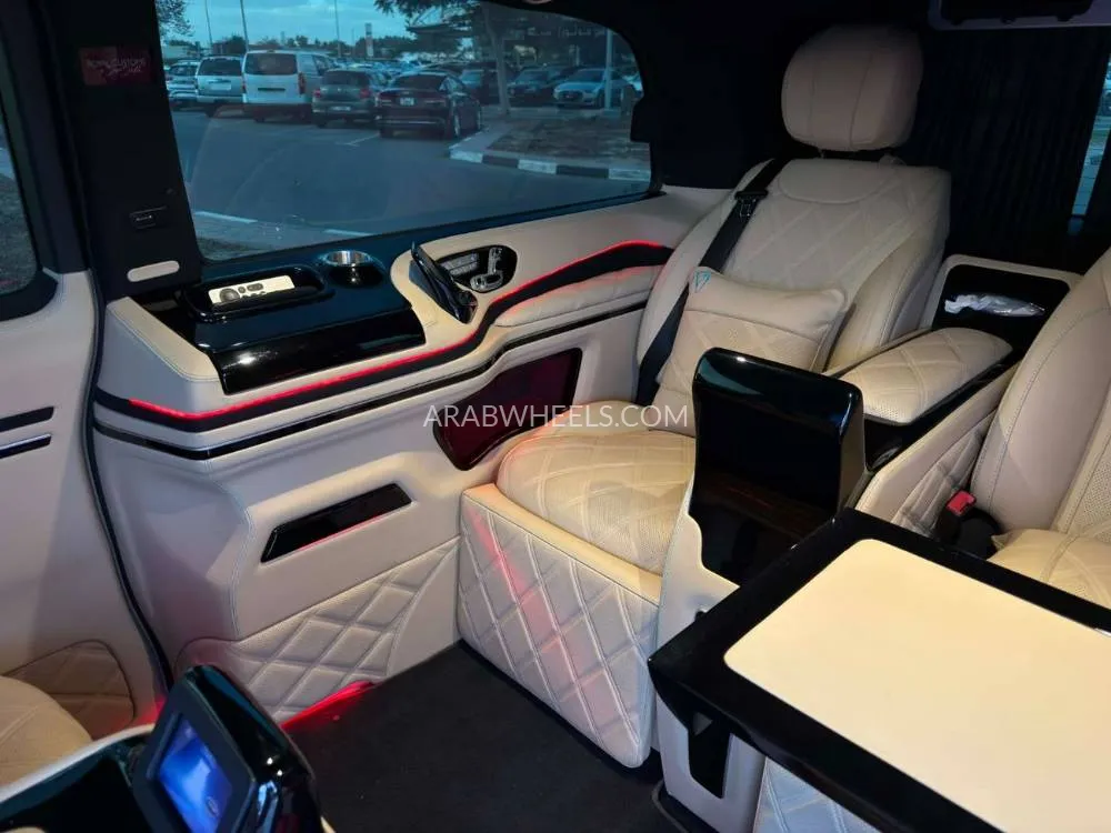 مرسيدس بنز كلاس V 2023 for Sale in دبي Image-17