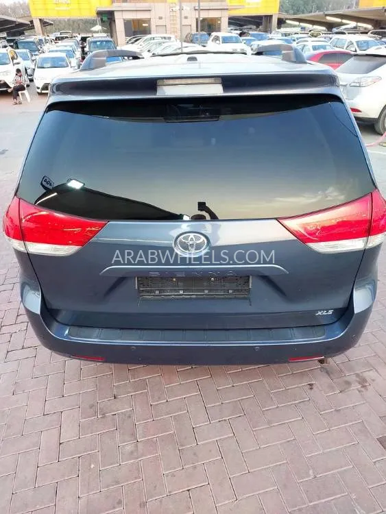 Toyota Sienna 2014 for Sale in Sharjah Image-2