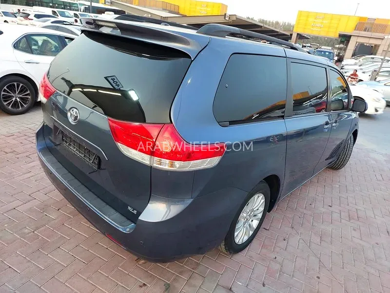 Toyota Sienna 2014 for Sale in Sharjah Image-3