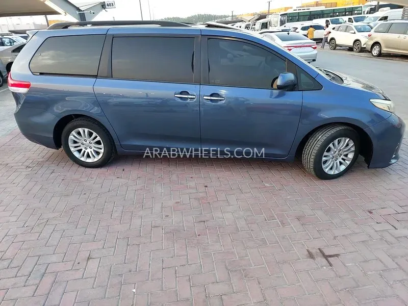 Toyota Sienna 2014 for Sale in Sharjah Image-5