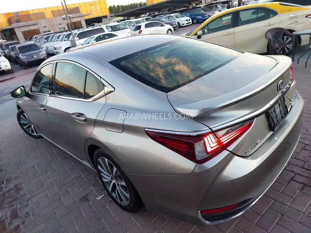 Lexus ES 2019 for Sale in Sharjah Image-3