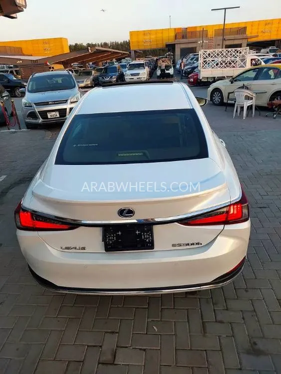 Lexus ES 2019 for Sale in Sharjah Image-13