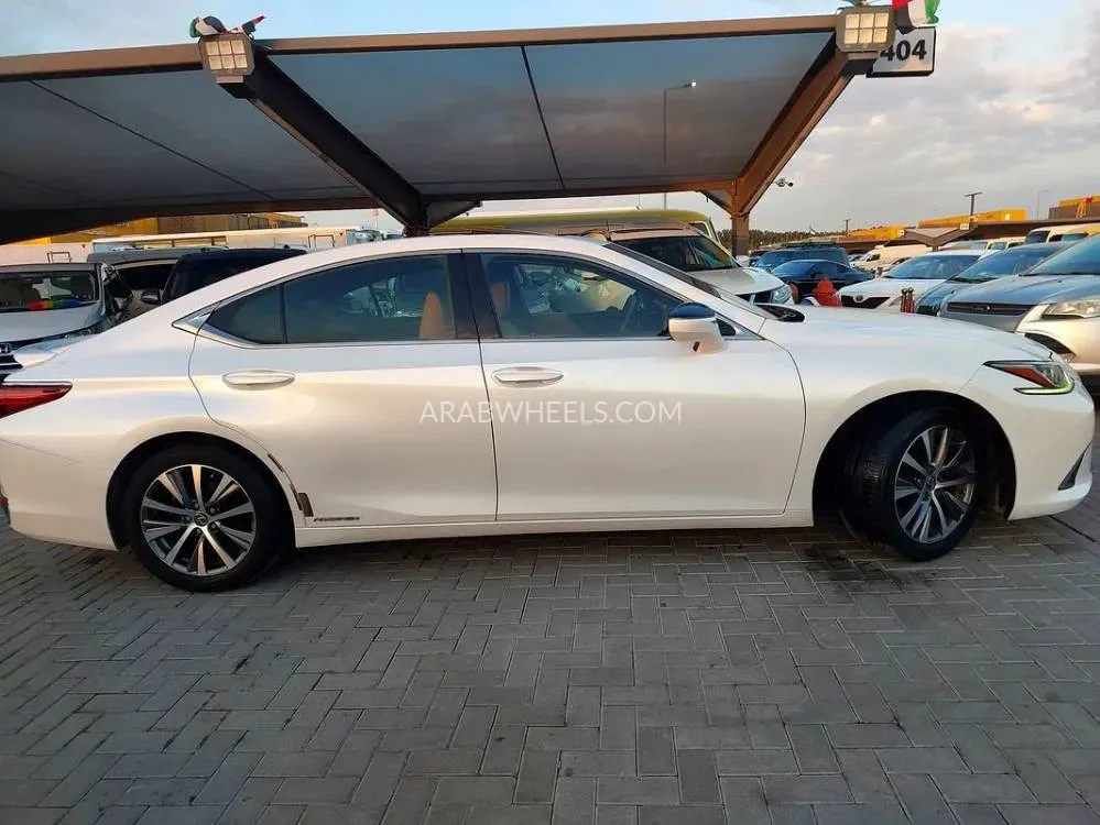 Lexus ES 2019 for Sale in Sharjah Image-14