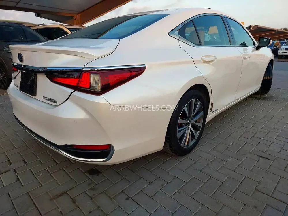 Lexus ES 2019 for Sale in Sharjah Image-15
