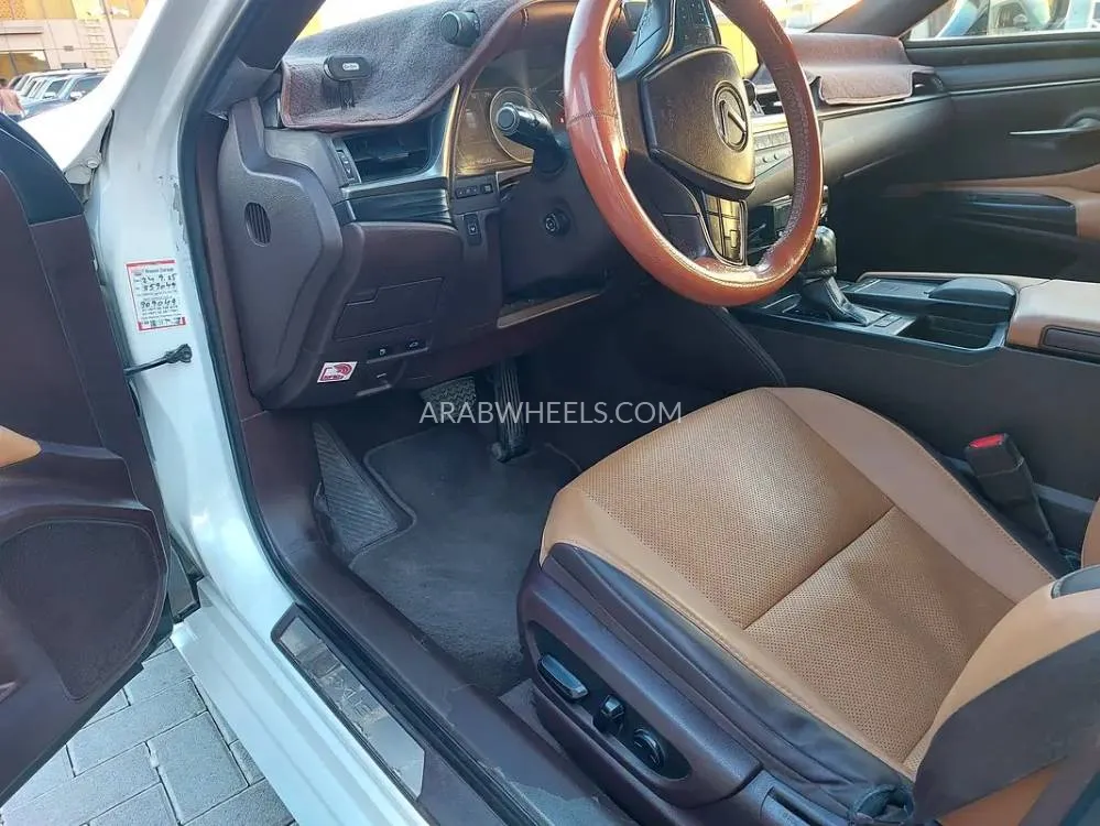 Lexus ES 2019 for Sale in Sharjah Image-18