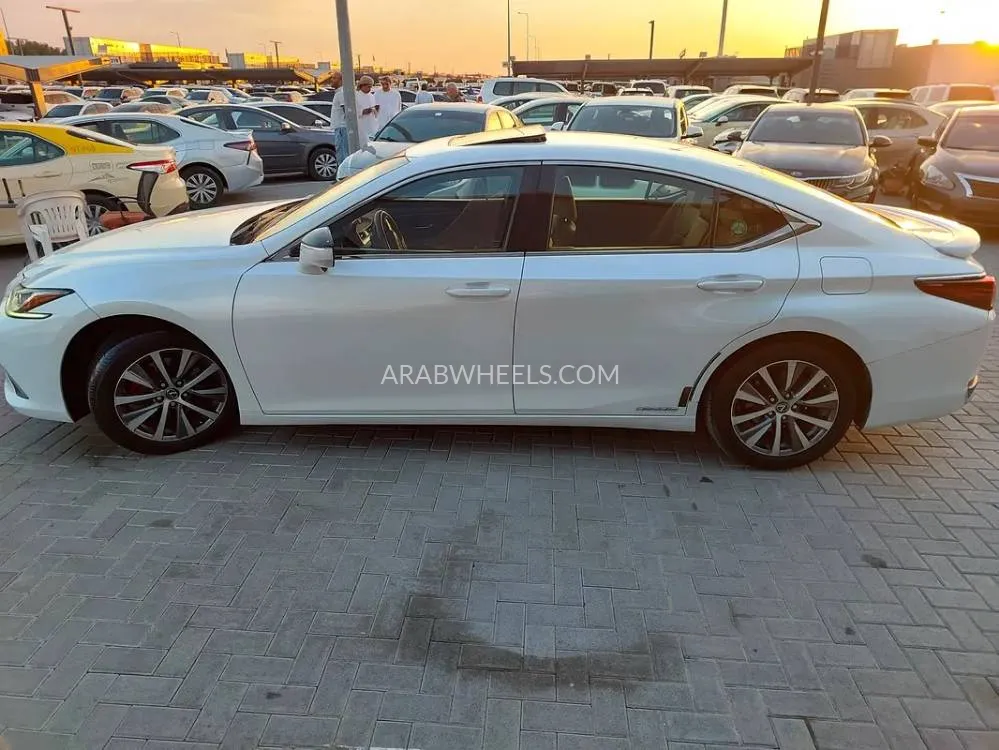 Lexus ES 2019 for Sale in Sharjah Image-19