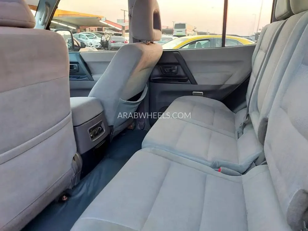 Mitsubishi Pajero 2006 for Sale in Sharjah Image-10
