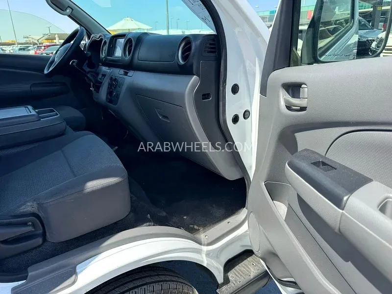 Nissan Urvan 2021 for Sale in Sharjah Image-2