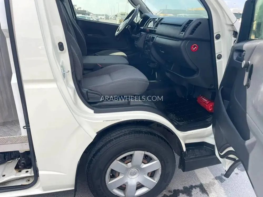 Toyota Hiace 2022 for Sale in Sharjah Image-3