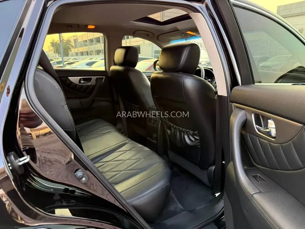 إنفينيتي QX70 2018 for Sale in الشارقة Image-7