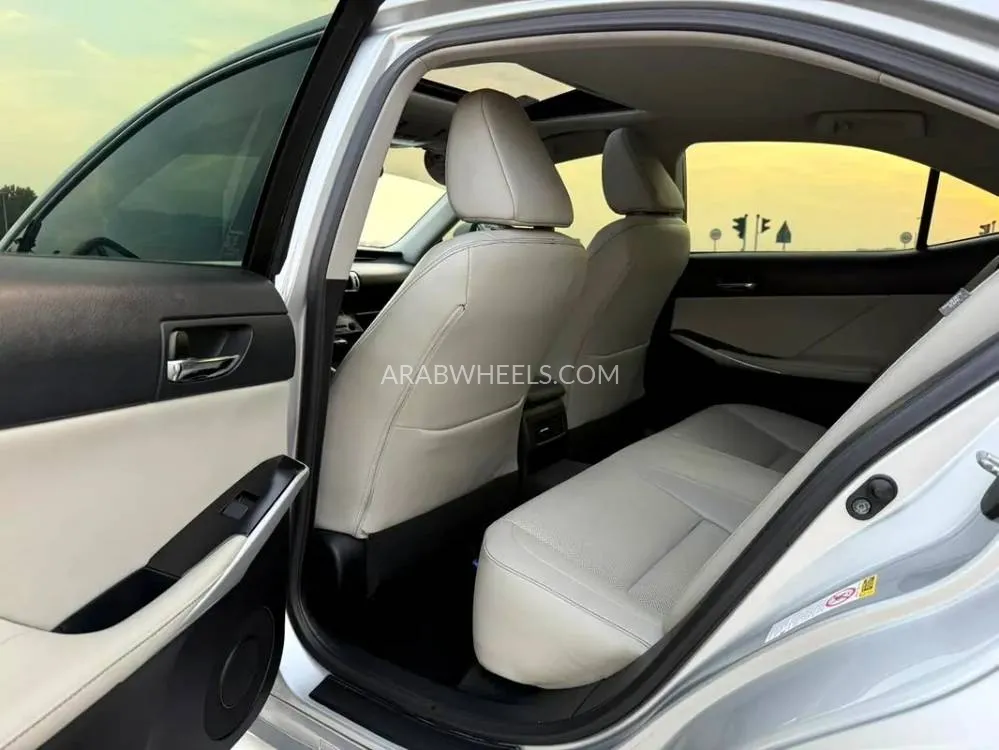 Lexus IS 2014 for Sale in Sharjah Image-10