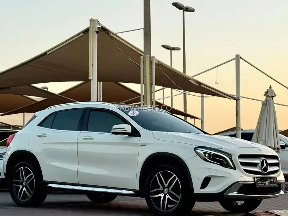 مرسيدس بنز GLA 2017 for Sale in الشارقة Image-2