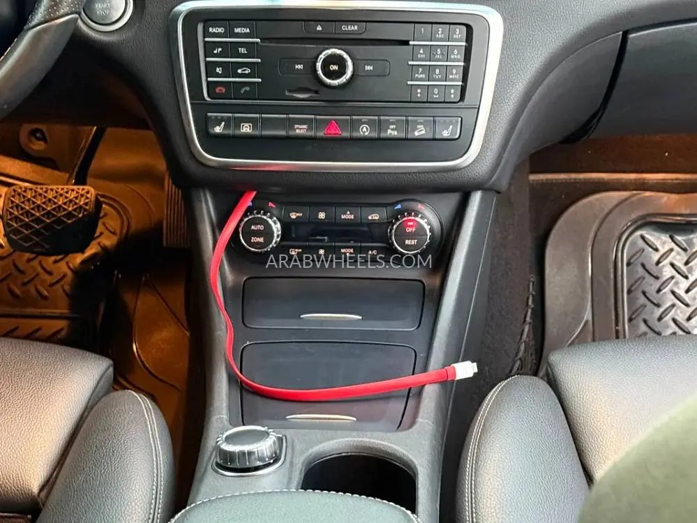 مرسيدس بنز GLA 2017 for Sale in الشارقة Image-7