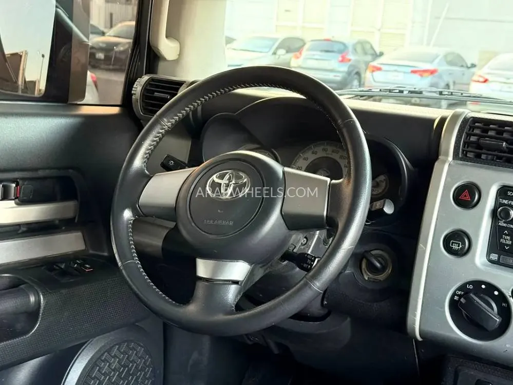 Toyota FJ Cruiser 2015 for Sale in Sharjah Image-16