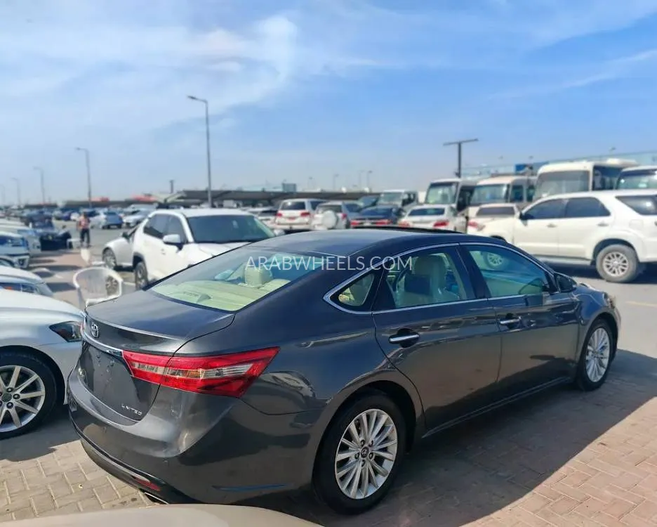 Toyota Avalon 2017 for Sale in Sharjah Image-3