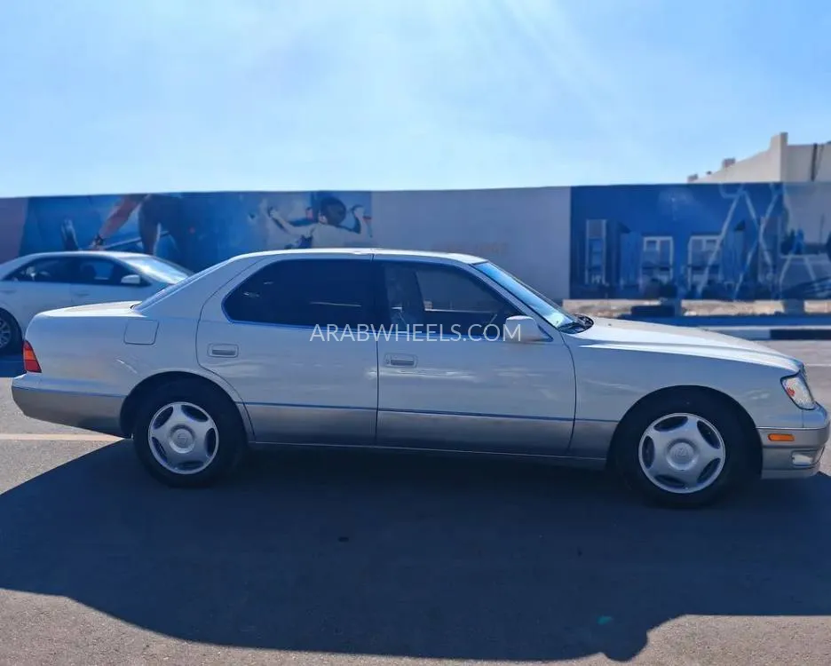 لكزس LS 2000 for Sale in الشارقة Image-15