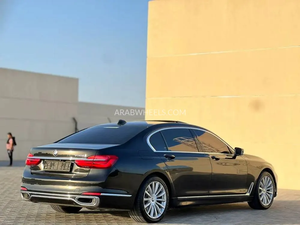 بي إم دبليو الفئة السابعة 2016 for Sale in الشارقة Image-2