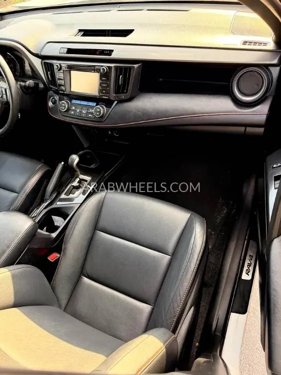 تويوتا راف 4 2017 for Sale in دبي Image-12