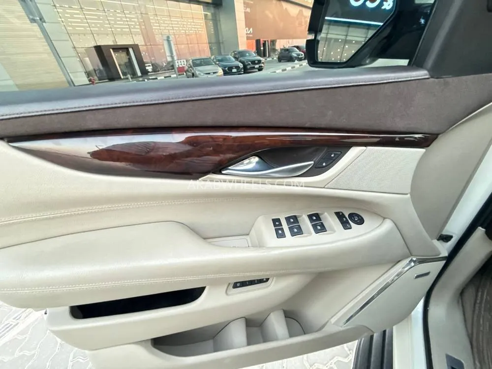 كاديلاك إسكاليد 2015 for Sale in الشارقة Image-17