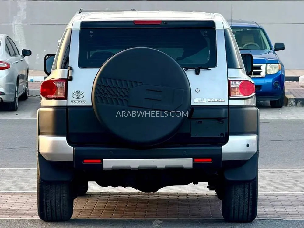 Toyota FJ Cruiser 2015 for Sale in Sharjah Image-3