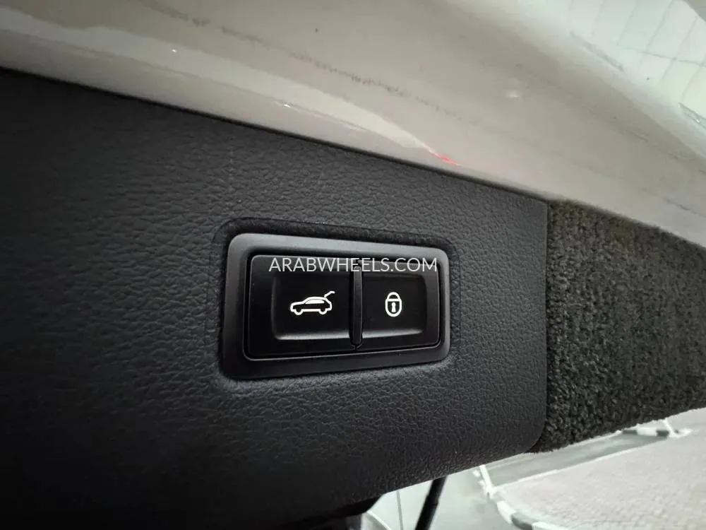 Bentley Bentayga 2018 for Sale in Dubai Image-19