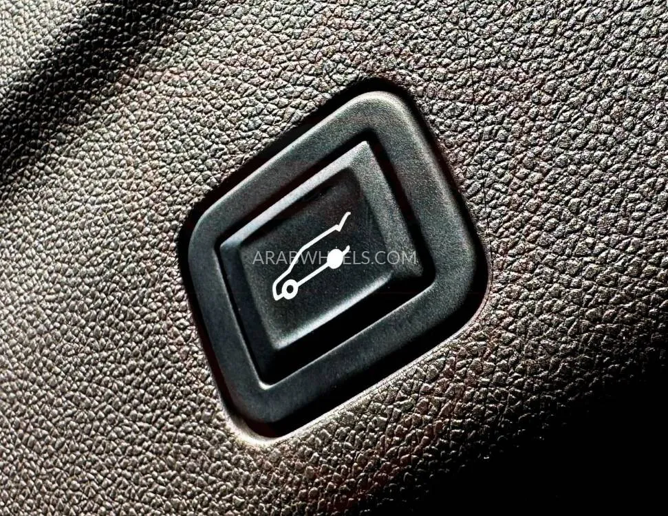 Chevrolet Suburban 2023 for Sale in Sharjah Image-14