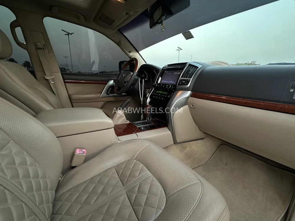 Toyota Land Cruiser 2015 for Sale in Ajman Image-8
