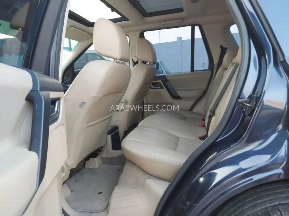 Land Rover LR2 2014 for Sale in Sharjah Image-8