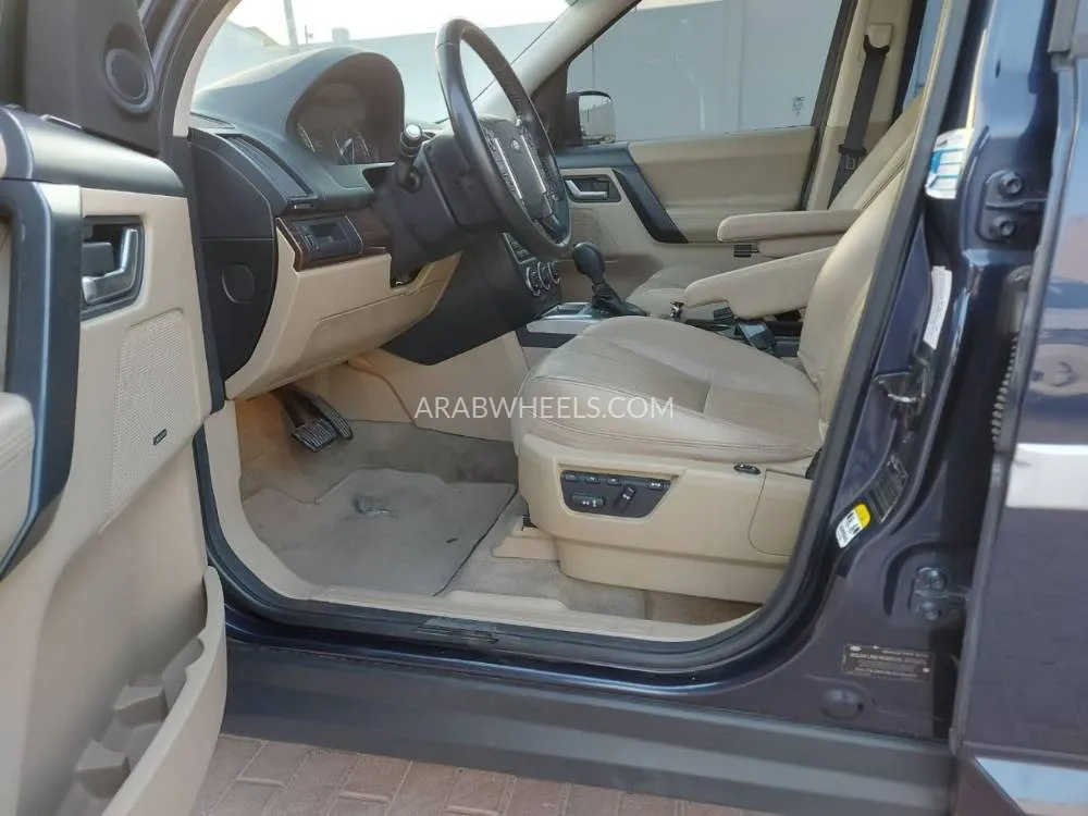 Land Rover LR2 2014 for Sale in Sharjah Image-7