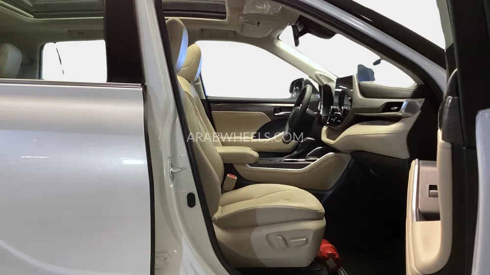 Toyota Highlander 2024 for Sale in Sharjah Image-27