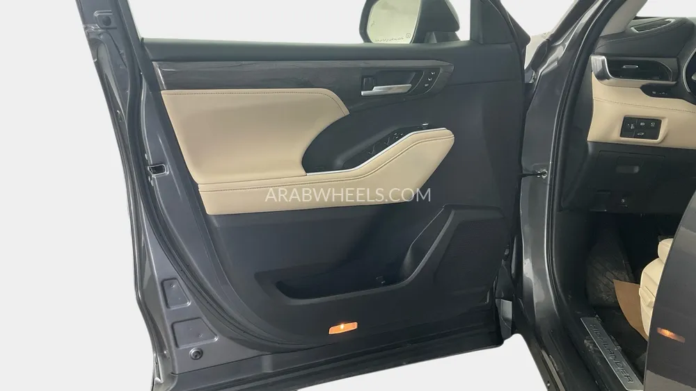 Toyota Highlander 2023 for Sale in Dubai Image-18