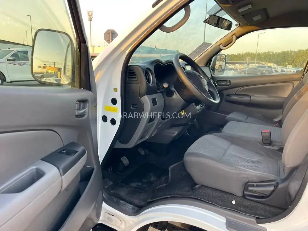 Nissan Urvan 2022 for Sale in Sharjah Image-3