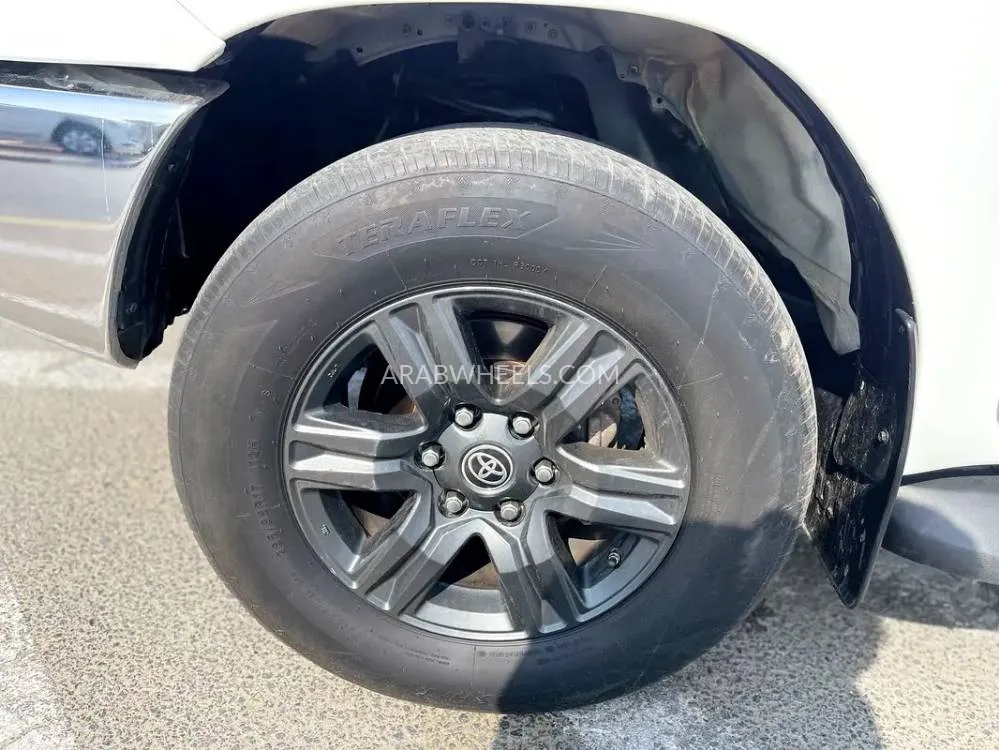 Toyota Hilux 2023 for Sale in Dubai Image-17