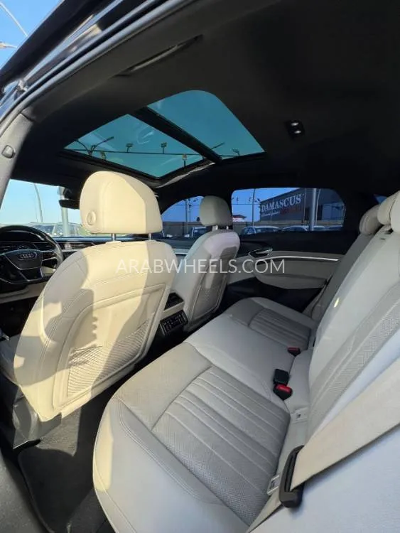 أودي Q8 e-tron 2020 for Sale in عجمان Image-15