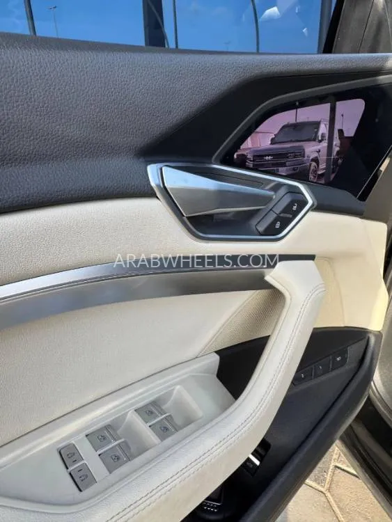 أودي Q8 e-tron 2020 for Sale in عجمان Image-18