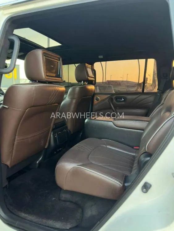Infiniti QX80 2015 for Sale in Ajman Image-9