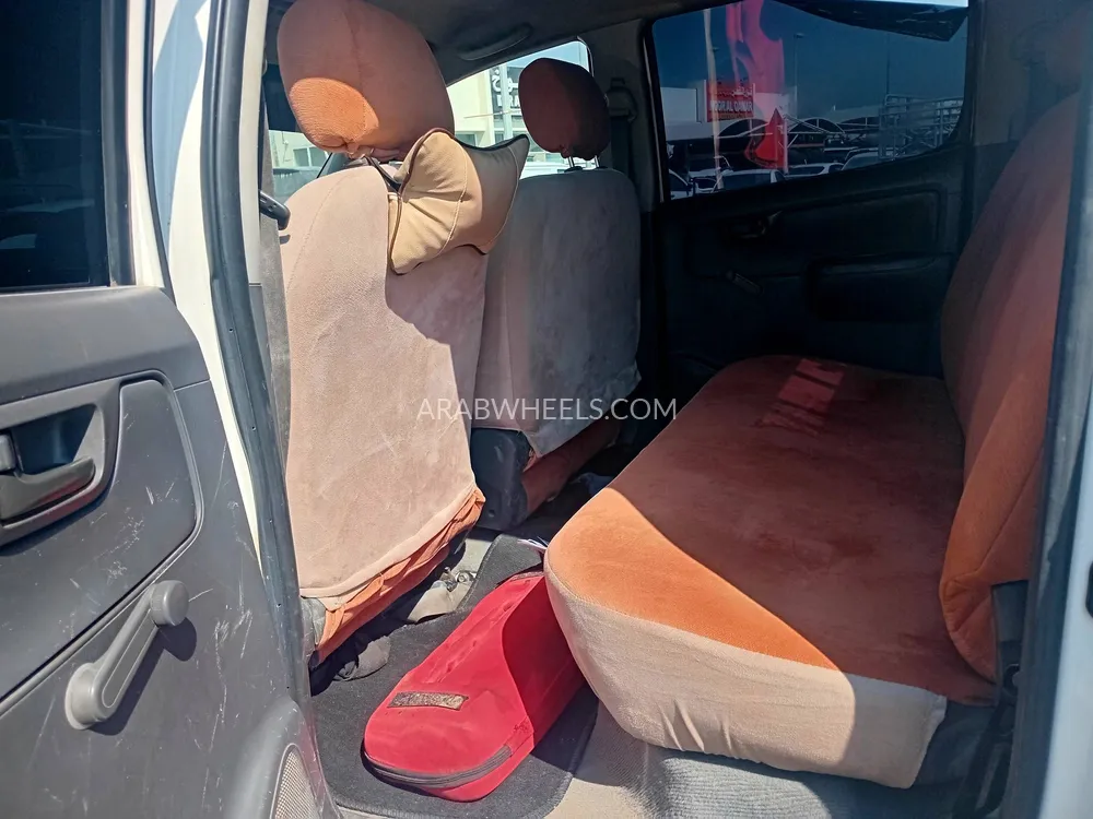 Toyota Hilux 2015 for Sale in Sharjah Image-9