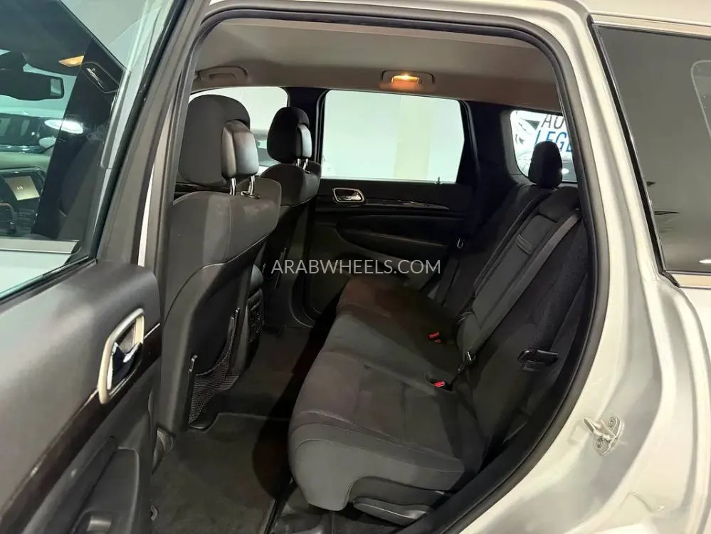 Jeep Grand Cherokee 2012 for Sale in Dubai Image-9