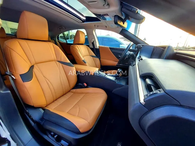 لكزس ES 2020 for Sale in الشارقة Image-3