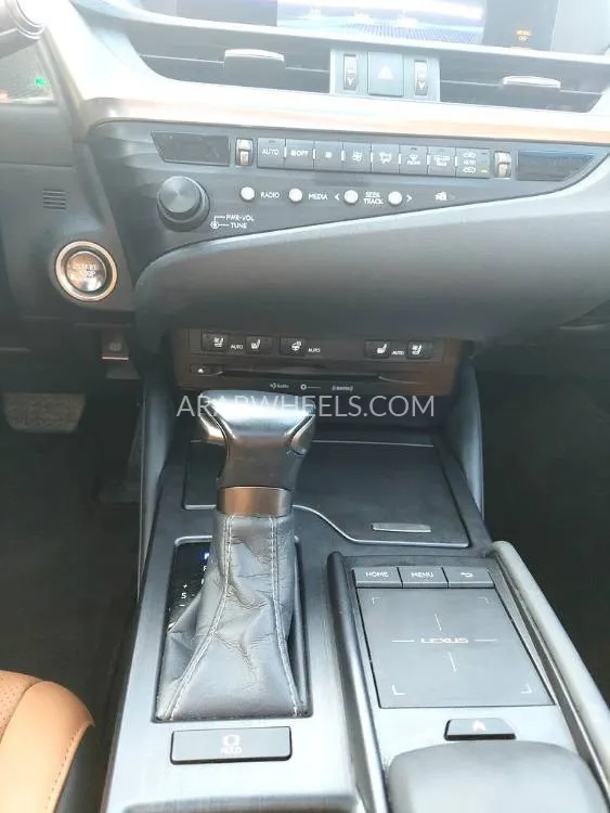 لكزس ES 2020 for Sale in الشارقة Image-11