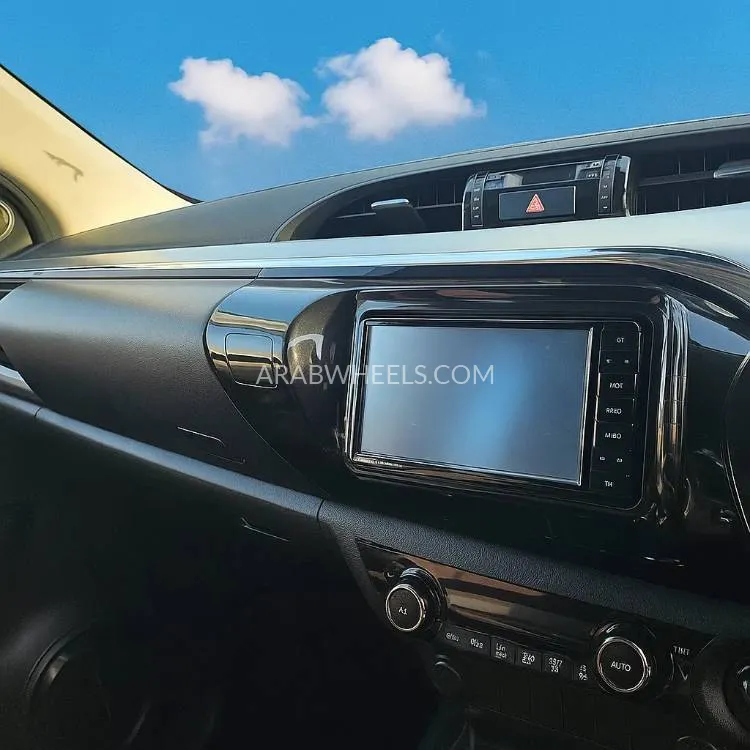 Toyota Hilux 2018 for Sale in Dubai Image-5