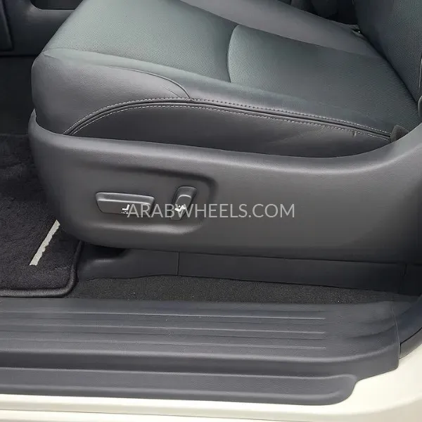 Toyota Land Cruiser Prado 2019 for Sale in Dubai Image-12