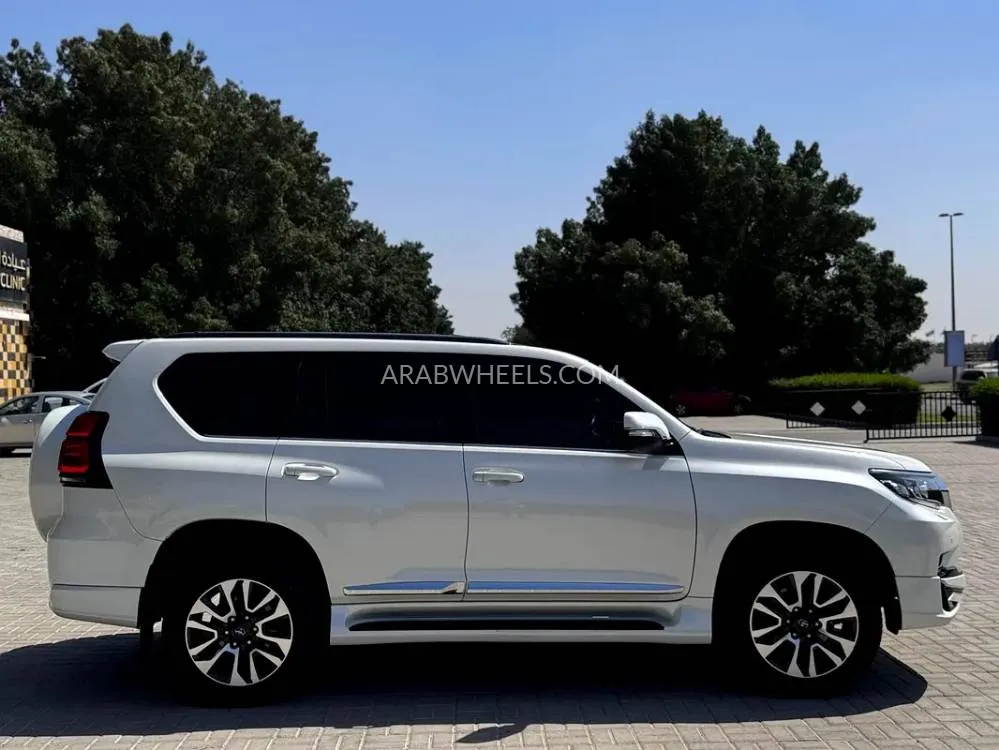 Toyota Land Cruiser Prado 2023 for Sale in Sharjah Image-9