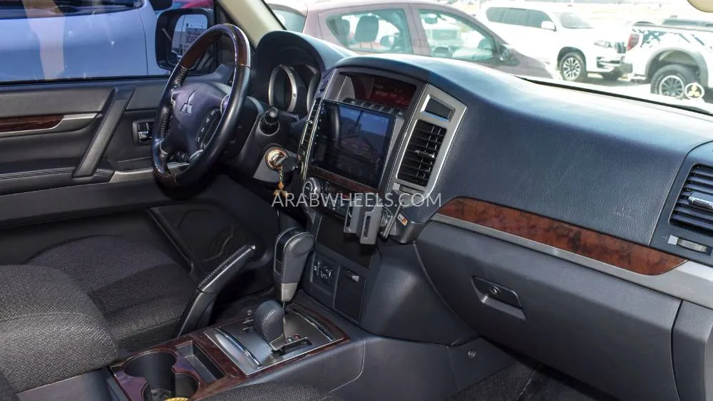 ميتسوبيشي باجيرو 2018 for Sale in الشارقة Image-11