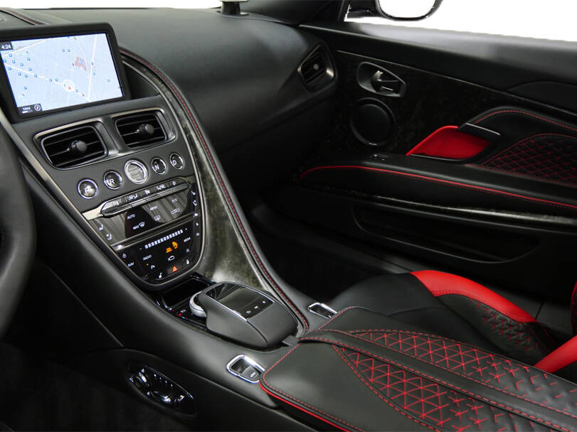 أستون مارتن DBS الداخلية 