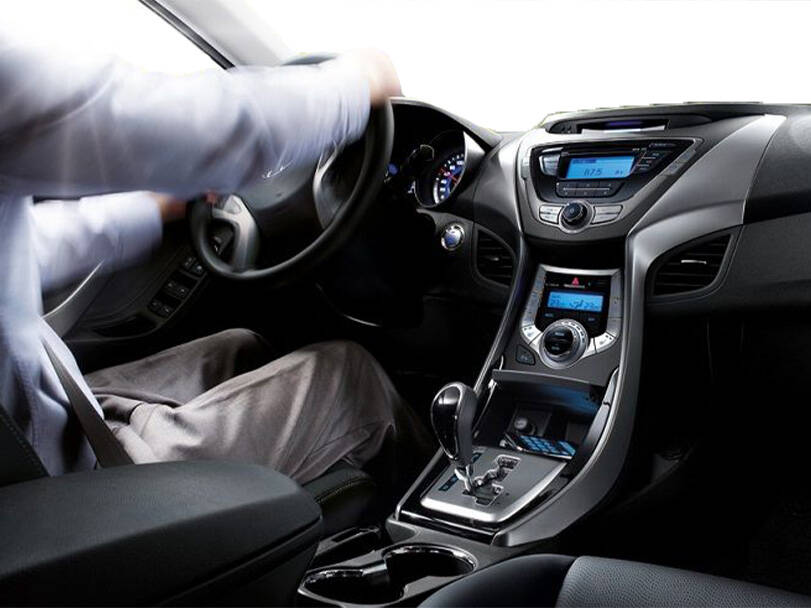 Hyundai Elantra 5th (MD) Generation Interior 